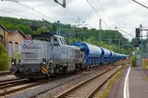 
Die RHC DE 501 alias 4185 017-5 (92 80 4185 017-5 D-RHC) eine Vossloh DE 18  der RheinCargo fährt am Sonntag den 07.07.2019 mit einem Kalkzug (4-achsige Trichtermittenentladewagen der Gattung Tadns) durch Betzdorf/Sieg in Richtung Siegen.

Die dieselelektrische DE 18 wurde 2017 von Vossloh unter der Fabriknummer 5502235 gebaut.

TECHNISCHE DATEN:
Spurweite:  1.435 mm 
Achsfolge:  B‘B‘
Länge über Puffer : 17.000 mm  
Drehzapfenabstand: 7.940 mm
Achsabstand im Drehgestell: 2.400 mm
Raddurchmesser:  1.000 mm (neu) / 920 mm (abgenutzt)
Größte Höhe:  4.310 mm  
Größte Breite:  3.080 mm
Höchstgeschwindigkeit: 120 km/h
Dieselmotor:  MTU 12V 4000 R43(L) 
Dieselmotorleistung:  1.800 kW
Dieselmotordrehzahl  1.800 min-1
Abgasvorschriften:  EU/2004/26 Stufe IIIA/prepared for stage IIIB  
Anfahrzugkraft:  291 kN
Dienstgewicht:  90 t
Kraftstoffvorrat:  4.000 l
Stromrichter : IGBT
Elektrodynamische Bremsleistung: max. 1.440 kW 	
Kleinster befahrbarer Bogenradius:  55 m
