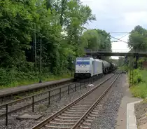 186 253-1 von Railpool/Lineas kommt mit einem gemischten Güterzug aus Antwerpen-Noord(B) nach Köln-Gremberg(D) und kommt aus Richtung Aachen-West,Aachen-Schanz,Aachen-Hbf,Aachen-Rothe-Erde und fährt durch Aachen-Eilendorf in Richtung Stolberg-Hbf(Rheinland)Eschweiler-Hbf,Langerwehe,Düren,Merzenich,Buir,Horrem,Kerpen-Köln-Ehrenfeld,Köln-West,Köln-Süd. Aufgenommen vom Bahnsteig 1 in Aachen-Eilendorf.
Bei Sommerwetter am Nachmittag vom 2.7.2019. 