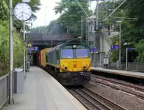 Die Class 66 PB14 von Crossrail kommt aus Richtung Köln,Aachen-Hbf und fährt durch Aachen-Schanz mit einem langen MSC-Containerzug aus Germersheim(D) nach Antwerpen-Krommenhoek(B) und fährt in Richtung Aachen-West. 
Aufgenommen vom Bahnsteig von Aachen-Schanz. 
Bei Sommerwetter am Abend vom 2.7.2019.