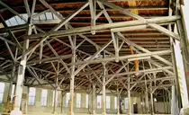 20.12.2004 Freilassing, Dachgebälk des Lokschuppens. Der Freilassinger Stadtrat hatte am 29.07.2002 beschlossen, den von der DB aufgegebenen Lokschuppen zu kaufen und zum Lokomotivmuseum auszubauen. Ein gegen diesen Beschluss angesetzter Bürgerentscheid am 15.12.2002 brachte nicht die erforderlichen Stimmen, so dass das Vorhaben ab 2003 in die Tat umgesetzt werden konnte.