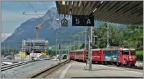 RE1340 aus Samedan mit Ge 4/4 II 615  Klosters  trifft in Landquart ein. Links ist die neue Brücke über die Landquart mit der Doppelspur Richtung Malans und zur Zufahrt zum Interventionszentrum RhB zu sehen. (10.07.2019)