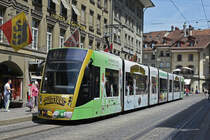 Be 6/8 Combino 669 mit der Werbung für die Lindenhofgruppe, gratuliert dem SC Bern für den Schweizermeistertitel im Eishockey. Hier bedient der Combino auf der Linie 8 die Haltestelle Bärenplatz. Die Aufnahme stammt vom 25.06.2019.