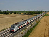 FS E.401 019 mit IC 594 am 25.06.2019 bei Portogruaro,

seit Ende April 2019 sind kein E 402A mehr im Einsatz. Von den insgesamt 40 Fahrzeugen wurden bereits 29 zur E401 (Triebkopf bzw. nur mehr ein Führerstand) umgebaut. Die restlichen 11 Maschinen warten noch in Werkstätte Foligno auf deren Umzeichnung.
