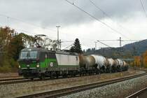30.10.2016, Lok 193 219 der European Locomotive Leasing fährt mit einem Kesselwagenzug durch den Bahnhof Pressig-Rothenkirchen. (Und  Nein , ich habe nicht auf dem Gleis gestanden! Die Ausschnittsvergrößerung lässt es vermuten.)