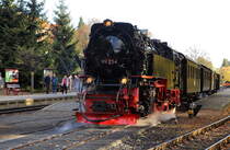 99 234 mit IG HSB-Sonderzug am 20.10.2018 beim Umsetzen von Gleis 1 auf Gleis 2 im Bahnhof Drei Annen Hohne. Der Vorgang wurde notwendig um eine Planzugüberholung zu ermöglichen. (Bilde 1)