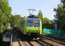 485 005-3 und 475 402-4 beide von BLS kommen aus Richtung Aachen-West mit einem LKW-Zug aus Zeebrugge(B) nach Novara(I) und fahren durch Aachen-Schanz in Richtung Aachen-Hbf,Aachen-Rothe-Erde,Stolberg-Hbf(Rheinland)Eschweiler-Hbf,Langerwehe,Düren,Merzenich,Buir,Horrem,Kerpen-Köln-Ehrenfeld,Köln-West,Köln-Süd. Aufgenommen vom Bahnsteig von Aachen-Schanz. 
Bei Sommerwetter am Morgen vom 3.7.2019.