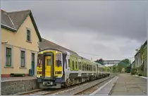 Der Commuter Service Dieseltriebzug von Limerick kommend, ist in Ennis / Inis angekommen und endet hier, war doch die Reaktivierung der Strecken nach Galway beim entstehen der Aufnahme 2004 erst in der Projektphase. 

5. Juni 2004