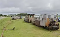 Die 1928 in Betrieb genommene Halligbahn von Dagebüll nach Oland und Langeneß dient dem Küstenschutz und wird vom Landesamt für Küstenschutz, Nationalpark und Meeresschutz betrieben. Die Halligbewohner dürfen die rund 9 km lange Strecke (Spurweite 900 mm) unter strengen Auflagen mit eigenen Loren für Besorgungen auf dem Festland benutzen. Der Phantasie beim Bau der Fahrzeuge sind dabei kaum Grenzen gesetzt, wie dieser Blick auf die in Dagebüll am 05.07.2019 abgestellten Fahrzeuge zeigt. 