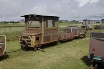 Die 1928 in Betrieb genommene Halligbahn von Dagebüll nach Oland und Langeneß dient dem Küstenschutz und wird vom Landesamt für Küstenschutz, Nationalpark und Meeresschutz betrieben. Die Halligbewohner dürfen die rund 9 km lange Strecke (Spurweite 900 mm) unter strengen Auflagen mit eigenen Loren für Besorgungen auf dem Festland benutzen. Neben offenen Loren sind auch auch solche mit kreativen Aufbauten zu finden, die besser gegen Wind und Regen schützen (Dagebüll 05.07.2019).