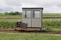 Die 1928 in Betrieb genommene Halligbahn von Dagebüll nach Oland und Langeneß dient dem Küstenschutz und wird vom Landesamt für Küstenschutz, Nationalpark und Meeresschutz betrieben. Die Halligbewohner dürfen die rund 9 km lange Strecke (Spurweite 900 mm) unter strengen Auflagen mit eigenen Loren für Besorgungen auf dem Festland benutzen. Neben offenen Loren sind auch auch solche mit kreativen Aufbauten zu finden, die besser gegen Wind und Regen schützen (Dagebüll 05.07.2019).