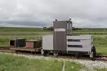Die 1928 in Betrieb genommene Halligbahn von Dagebüll nach Oland und Langeneß dient dem Küstenschutz und wird vom Landesamt für Küstenschutz, Nationalpark und Meeresschutz betrieben. Die Halligbewohner dürfen die rund 9 km lange Strecke (Spurweite 900 mm) unter strengen Auflagen mit eigenen Loren für Besorgungen auf dem Festland benutzen. Neben offenen Loren sind auch auch solche mit kreativen Aufbauten zu finden, die besser gegen Wind und Regen schützen. Am 05.07.2019 sind  Emma  und eine namenlose Lore in Dagebüll abgestellt.