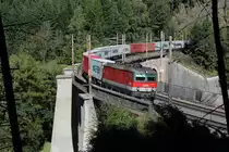 Die 1144 207 hat der 1116 195 Schubunterstützung mit dem KGAG43410 bis auf den Semmering gegeben und hilft jetzt den Zug der nach Breclav fährt die Nordrampe runterzubremsen hier beim Adlitzgrabenviadukt am 27.9.2018.