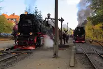 99 7247 mit P 8931 zum Brocken am 20.10.2018 beim Wasserfassen im Bahnhof Drei Annen Hohne. Rechts auf Gleis 2 wartet derweil 99 234 mit einem IG HSB-Sonderzug auf die Freigabe zur Ausfahrt in Richtung Eisfelder Talmühle.