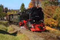 Nach erfolgter Scheinanfahrt dr�ckt 99 234 am 20.10.2018 jetzt ihr IG HSB-Sonderzug in den Haltepunkt Sorge zur�ck, damit die Fotografen wieder einsteigen k�nnen. Danach wird die Fahrt in Richtung Benneckenstein fortgesetzt, wo dann der erste G�terwagen aus dem Zugverband rangiert wird.