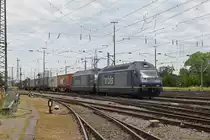 Doppeltraktion, mit den BLS Loks 465 002-4 und 465 011-5, durchfährt den badischen Bahnhof. Die Aufnahme stammt vom 12.07.2019.