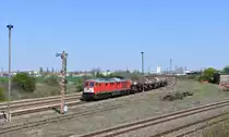 232 241 wartet mit der Übergabe nach Bernburg, auf das Freiwerden des folgenden Blocks am Asig von Köthen