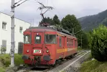 Triebwagen 4481 015 der Steiermarkbahn, wie sie neuwerdings heißt, ein ehemaliger BDe 4/4 der schweizerischen SZU, dient der Übelbacherbahn als Reservefahrzeug. Am Vormittag des 3.7. kam er für mehrere Fahrten Übelbach-Peggau und zurück zum Einsatz. Im Bild hat er gerade die Bedarfshaltestelle Übelbach Vormarkt durchfahren und beendet eine Minute später die nur 20 Minuten kurze Reise.