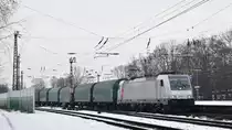 186 385 zieht einen Güterzug vom Rhein kommend in den Bahnhof Bischofsheim rein. Aufgenommen am 1.2.2019 12:03