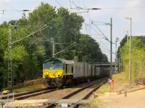 Die Class 66 266 024-9  von Railtraxx kommt als Umleiter mit einem Containerzug aus Köln-Eifeltor(D) nach Genk-Haven(B) und fährt durch Kohlscheid aus Richtung Herzogenrath und fährt die Kohlscheider-Rampe hoch nach Aachen-West. 
Aufgenommen von Bahnsteig 2 in Kohlscheid. 
Bei Sommerwetter am Nachmittag vom 7.7.2019.