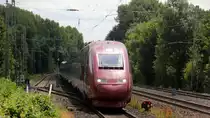 Der Thalys aus Paris(F) nach Köln-Hbf(D) kommt aus Richtung Aachen-West als Umleiter und fährt durch Kohlscheid und fährt in Richtung Herzogenrath,Rheydt. 
Aufgenommen von Bahnsteig 1  in Kohlscheid. 
Bei Sommerwetter am Nachmittag vom 7.7.2019.