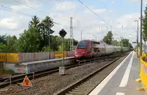 Der Thalys aus Köln-Hbf(D) nach Paris(F) kommt durch Kohlscheid als Umleiter aus Richtung Rheydt,Herzogenrath und fährt in Richtung Aachen-West,Aachen-Schanz,Aachen-Hbf und fährt die Kohlscheider-Rampe hoch. 
Aufgenommen von Bahnsteig 1 in Kohlscheid. 
Bei Sommerwetter am Nachmittag vom 7.7.2019.
