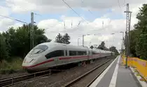 Der ICE3 DB aus Frankfurt am Main nach Brüssel-Süd kommt durch Kohlscheid als Umleiter aus Richtung Mönchengladbach,Herzogenrath und fährt in Richtung Aachen-West,Hbf und fährt die Kohlscheider-Rampe hoch. 
Aufgenommen von Bahnsteig 1 in Kohlscheid. 
Bei Sommerwetter am Nachmitag vom 7.7.2019.