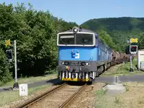 Die modernisierte Taucherbrille 753 762 (LED-Lampen, schwarzes Nummernschild und Steckdosen) mit einer Schwesterlok bringen einen Güterzug nach Decin (Tetschen-Bodenbach); Březiny u Děčína,10.07.2019
