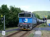 Noch mit alten Lampen und rotem Nummernschild Taucherbrille 750 252 (umgebaute Baureihe 753) mit einem Zug Kesselwagen nach Decin (Tetschen-Bodenbach); Březiny u Děčína,10.07.2019
