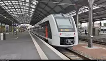 Verkehrte Welt in Halle(Saale)Hbf I:
Smartphone-Aufnahme von 1648 914 und 1648 ??? (Alstom Coradia LINT 41) von Abellio Rail Mitteldeutschland als RE 75716 (RE4) nach Goslar, die in ihrem Startbahnhof Halle(Saale)Hbf abweichend am Bahnsteig für Fernzüge auf Gleis 9 stehen.
Normalerweise stehen die Züge auf Gleis 12 D-F.
[6.6.2019 | 15:41 Uhr]