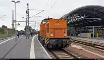 Verkehrte Welt in Halle(Saale)Hbf II:
Speziell für den Güterverkehr stehen östlich des Hauptbahnhofs zahlreiche Gleise zur Umfahrung der Bahnsteige zur Verfügung. Derzeit ist aufgrund von Bauarbeiten fast nur die Hälfte aller Bahnsteiggleise nutzbar, sodass meist kein Stück Schiene freibleibt. Teilweise gibt es Doppelbelegungen.
Nicht so an diesem Nachmittag, als ein Flachwagenzug mit 293 023-8 (DR V 100.4) der Eisenbahn-Bau- und Betriebsgesellschaft Pressnitztalbahn mbH, der den Hauptbahnhof auf Gleis 12 in nördlicher Richtung durchfährt, den leider nur sein Smartphone mitführenden Fotografen überraschte. Grüße zurück an den Tf!
Um diese Zeit hätte dort der RE 75716 (RE4) nach Goslar gestanden. Dieser wurde kurzerhand auf Gleis 9 (Fernbahnsteig) geleitet. Wenig später fuhr hier ein ICE 1 ein, für den der Bahnsteig beinahe zu kurz gewesen wäre.
[6.6.2019 | 15:45 Uhr]