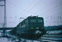 Ein G�terzug durchf�hrt am Abend den Rbf Hagen-Hengstey mit der 140303
Ri. Hagen-Vorhalle. Aufn. 1969.