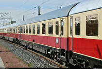 Blick auf einen TEE-Abteilwagen der 1. Klasse der Gattung  Avmz 111.0  (56 80 19-94 065-5 D-AKE) der AKE Eisenbahntouristik, der im AKE 50 (AKE-RHEINGOLD-Sonderzug) von Cottbus Hbf nach Wien Westbahnhof (A) mit 1216 955-5 (Siemens ES64U4) der Wiener Lokalbahnen Cargo GmbH (WLC), mit Werbung für den Transportpartner Roland Spedition GmbH, eingereiht ist und Halle(Saale)Hbf auf Gleis 8 verlässt.
[5.5.2019 | 9:12 Uhr]