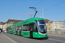 Be 6/8 Flexity 5025, auf der Linie 6, überquert die Mittlere Rheinbrücke. Die Aufnahme stammt vom 04.07.2019.