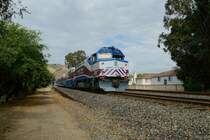 Am 23.5.2019 wurde ACE 4 des Altamont Corridor Express von F40PH-3C 3104 von San Jose nach Stockton geschoben. Der Zug fährt gerade auf der Niles Subdivision der Union Pacific durch die Stadt Fremont und erreicht in Kürze Niles Junction. Aufgrund des Fahrplans mit 4 Westbound-Zügen am Morgen und 4 Eastbound-Zügen am Nachmittag war nur ein Nachschuss möglich.
