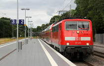 111 125 DB kommt mit dem RE4 Verstärkerzug von Düsseldorf-Hbf nach Aachen-Hbf und kommt aus Richtung Neuss-Hbf,Mönchengladbach-Hbf,Rheydt-Hbf,Wickrath,Beckrath,Herrath und fährt in Erkelenz ein und fährt dann weiter in Richtung Baal,Hückelhoven-Baal,Brachelen,Lindern,Süggerath,Geilenkirchen,Frelenberg,Zweibrüggen,Übach-Palenberg,Rimburg,Finkenrath,Hofstadt,Herzogenrath, Kohlscheid,Richterich,Laurensberg,Aachen-West,Aachen-Schanz,Aachen-Hbf. 
Aufgenommen vom Bahnsteig 2 in Lindern.
Bei Sonne und Wolken am Nachmittag vom 8.7.2019.