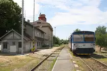 CD 810 519-9 am 06.Juli 2019 als Os 13910 (Zborovice - Kromeriz) im Bahnhof Zdounky.
