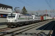 railCare.
Am 22. März 2019 brachte eine Doppeltraktion Vectron einen langen Containerzug nach Muri.
An der Spitze des Zuges eingereiht war die 476 452.
Foto: Walter Ruetsch