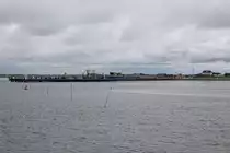 Dieser Blick auf den Dagebüller Fähranleger bietet sich den Reisenden, die mit der Fähre aus Föhr bzw. Amrum ankommen. Erst auf den zweiten Blick ist der VT 505/506 der NEG (Norddeutsche Eisenbahngesellschaft Niebüll mbH) zu erkennen (05.07.2019).