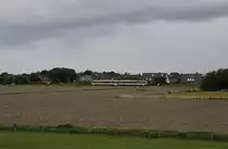 Vom Dagebüller Deich kann man nicht nur den Betrieb auf der Halligbahn nach Oland und Langeneß beobachten, sondern auch die Fahrzeuge der NEG aufnahmen. Am 05.07.2019 ist der VT 71 nach Niebüll unterwegs.