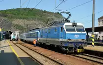 151 014 hat am 14.06.19 in Usti n.L. den R 611 übernommen und wird diesen nun bis zum Endbahnhof Prag befördern.