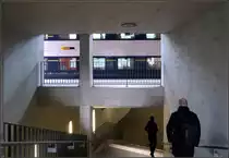 Abgang mit Zugblick -

Westlicher Treppenabgang vom Mittelbahnsteig des viergleisigen S-Bahnhof Zürich-Hardbrücke mit einfahrendem S-Bahnzug auf dem nördlichen Bahnsteig.

13.03.2019 (M)