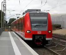 Die Rhein Niers Bahn (RB33) kommt die Kohlscheider-Rampe hoch aus Duisburg-Hbf/Heinsberg-Rheinland) nach Aachen-Hbf und hält in Kohlscheid und fährt in Richtung Richterich,Laurensberg,Aachen-West,Aachen-Schanz,Aachen-Hbf. 
Aufgenommen von Bahnsteig 2 in Kohlscheid. 
Bei Sonne und Wolken am Abend vom 8.7.2019.