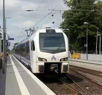 Ein Holländischer Regionalzug aus Maastricht(NL) nach Aachen-Hbf(D) und kommt die Kohlscheider-Rampe hoch aus Richtung Herzogenrath und fährt durch Kohlscheid in Richtung Richterich,Laurensberg,Aachen-West,Aachen-Schanz,Aachen-Hbf. 
Aufgenommen vom Bahnsteig 2 in Kohlscheid. 
Bei Sonne und Wolken am Nachmittag vom 9.7.2019.
