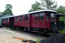 Der HV M12 im Freigelände vor der Werkstatt in Bryrup am 30.05.2019. Er wurde 1929, unter der Fabrik-Nr.: 1290, von Triangel Odense gebaut. Eingesetzt war er bis 1953 als HV (Horsens Vestbaner) M12, erhielt dort ab 1953 die Betriebsnr. LM 117, kam 1962 zur HOJ (Horsens - Odder Jernbane) und fuhr dort als LM416, ab 1967 war er als M2 bei der LJ (A/S Lollandsbanen) und ist seit 1978 bei der VBV (Veteranbanen Bryrup - Vrads). Die Renovierung erfolgte 1982 und seitdem ist er wieder im Einsatz.  