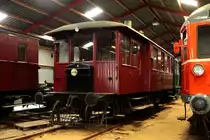 HV M10 in der Fahrzeughalle in Bryrup am 30.05.2019. Der Triebwagen wurde 1929 bei Triangel Odense, unter der Fabr.-Nr. 1288, gebaut. Bis 1953 fuhr er bei der HV (Horsens Vestbaner) unter der Betr.-Nr. M10 und danach als LM115. Ab 1962 war er als LM215 bei der HBS (Horsens - Bryrup - Silkeborg) und wurde, mit der Gründung der VBV (Veteranbaneen Bryrup - Vrads) 1968 einsatzbereit übernommen.   