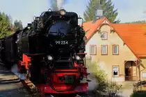 99 234 hat am 20.10.2018 ihren IG HSB-Sonderzug nach erfolgter Scheinanfahrt zurück in den Haltepunkt Sorge gedrückt. Nach dem Einsteigen der Fotografen geht es weiter nach Benneckenstein.