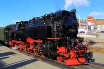 Gerade ist 99 234 am 20.10.2018 mit ihrem IG HSB-Sonderzug im Bahnhof Benneckenstein eingelaufen. Hier beginnt gleich ein umfangreiches Rangiermanöver, um einen der beiden Güterwagen am Zugende aus dem Zugverband auf`s Abstellgleis zu bringen.
