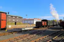 Rangierarbeiten am 20.10.2018 im Bahnhof Benneckenstein (Bild 2): Nachdem der gedeckte Güterwagen ein Stück aus dem Bahnhof geschoben und abgekuppelt wurde, zieht 99 234 ihren IG HSB-Sonderzug nun wieder ein Stück nach vorn, um mit ihm über die Weiche zu kommen.