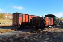 Rangierarbeiten am 20.10.2018 im Bahnhof Benneckenstein (Bild 3): Nachdem der gedeckte Güterwagen auf Gleis 1 abgekuppelt wurde, drückt 99 234 ihren IG HSB-Sonderzug jetzt auf`s Abstellgleis, wo der, mit Paletten beladene, offene Güterwagen abgekuppelt und  geparkt  wird. Zugführerin und Lokheizer sind mit der Durchführung dieses Auftrags betraut.