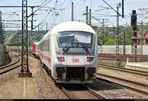Nachschuss auf Bimmdzf mit Zuglok 245 021-1 DB als IC 2152 (Linie 50) von Gera Hbf nach Düsseldorf Hbf, der Erfurt Hbf auf Gleis 9 verlässt.
Aufgenommen am Ende des Bahnsteigs 9/10.
[3.6.2019 | 13:21 Uhr]